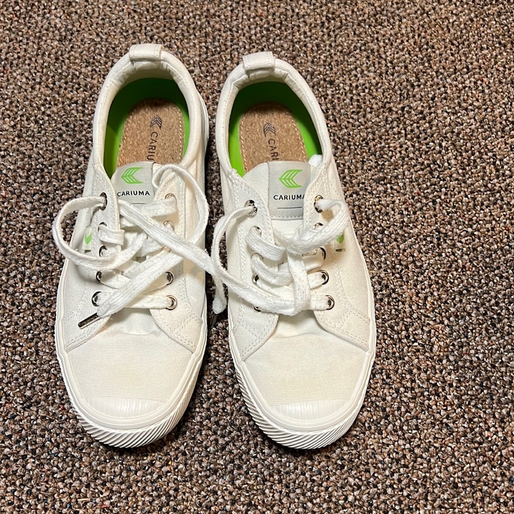 Lightly used Cariumas size 9